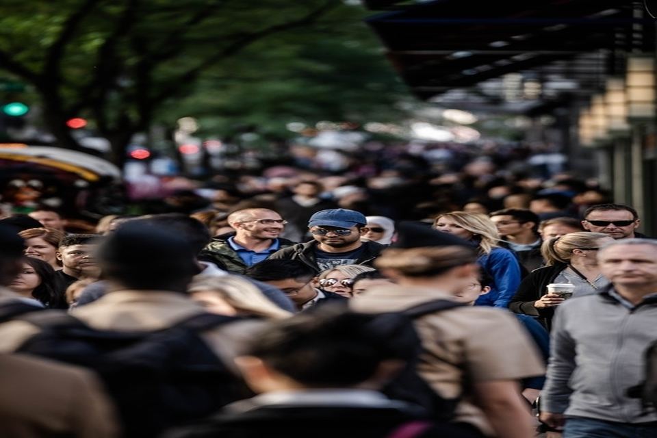 alone in the crowd,  cô đơn trong đám đông https://dieunhung.com/